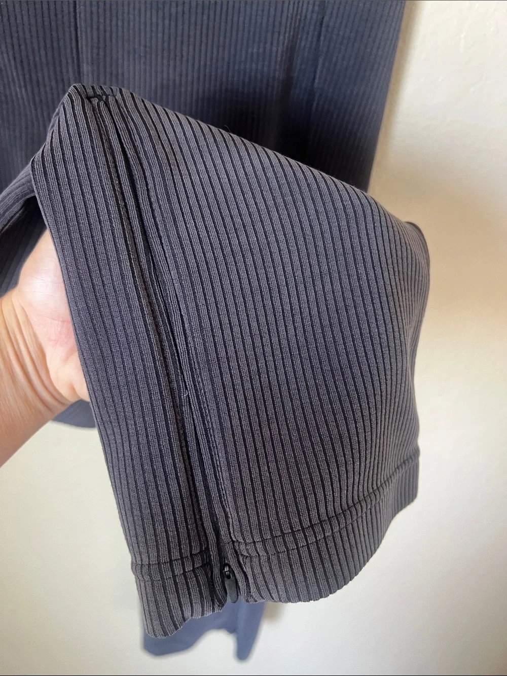 Lululemon grey ribbed softstreme zip ankle cropped pants 8